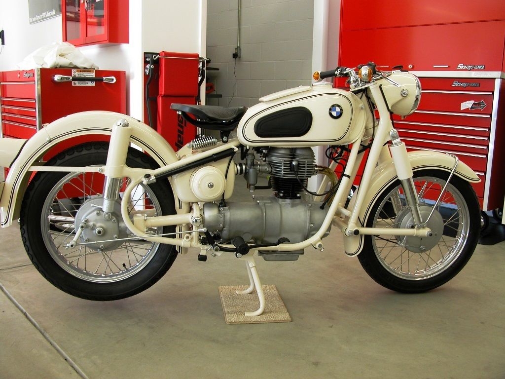 BMW R27 - 1966 - Right Side View, Frame, Engine and Wheels.
