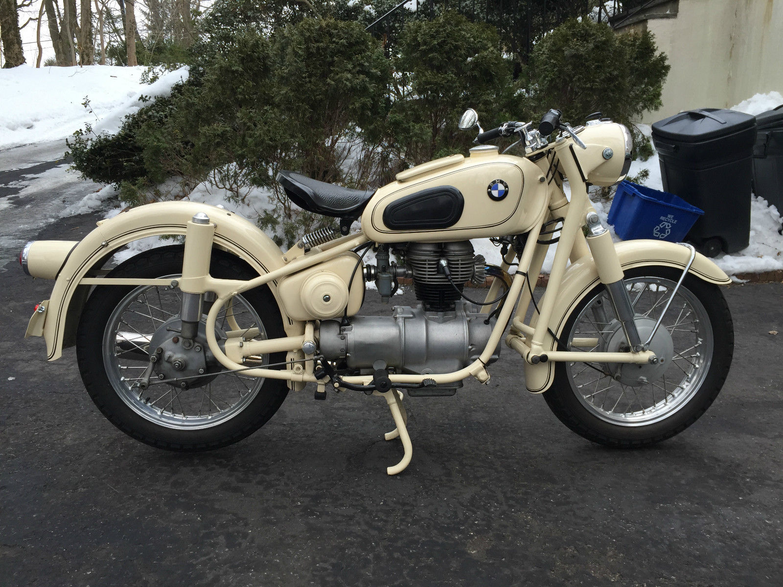 BMW R27 - 1965 - Right Side View, Fenders, Brakes, Seat Spring, Gearbox and Shaft Drive.