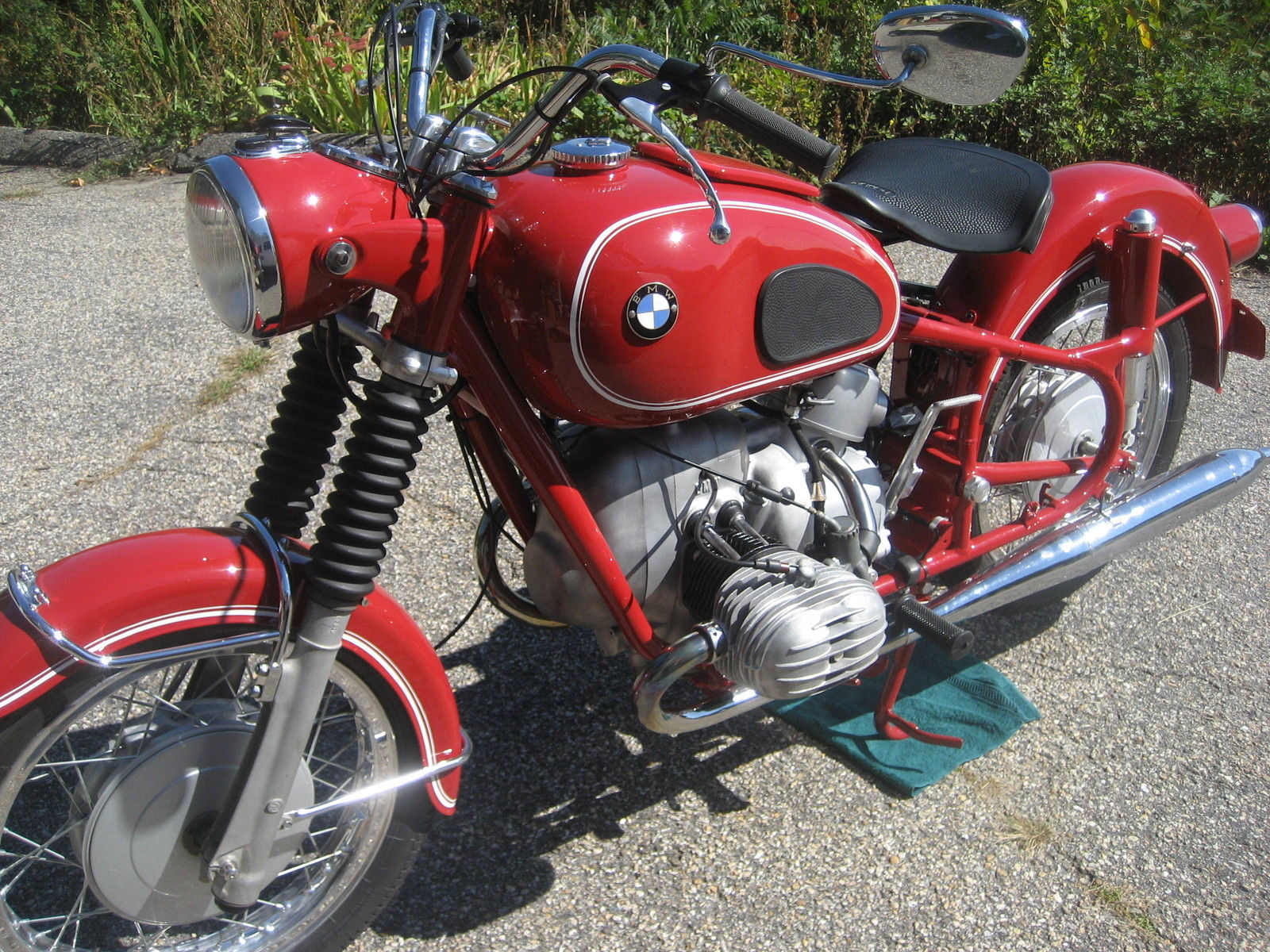 BMW R60 - 1969 - Left Side View, Engine, Tank and Frame.