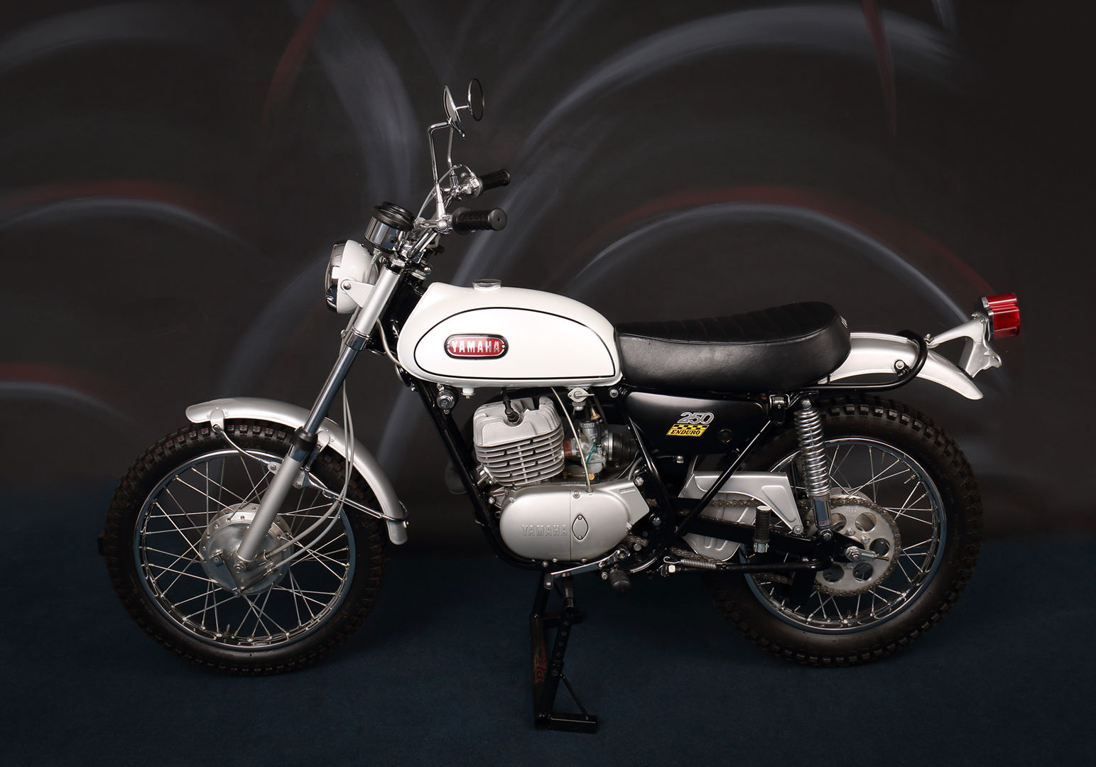 Yamaha DT1 250 - 1968 - Left Side View, Gas Tank, Seat and Motor.