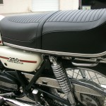 Yamaha RD250B - 1975 - Seat, Side panel and Shock Absorber.