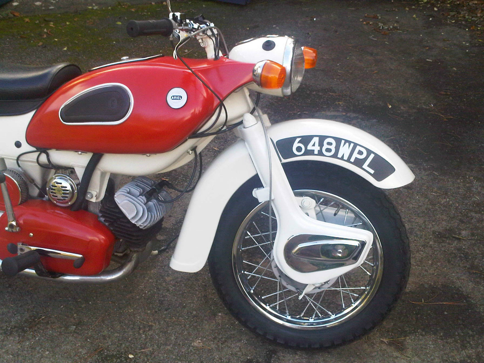 Ariel Arrow - 1962 - Fuel Tank, Motor and Transmission, Font Mudguard and Front Wheel.