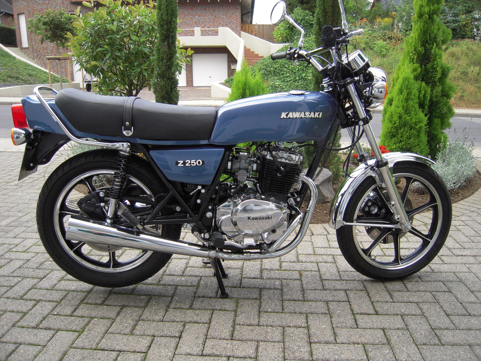 Kawasaki Z250 - 1980 - Right Side View, Gas Tank, Side Panel, Seat and Strap.