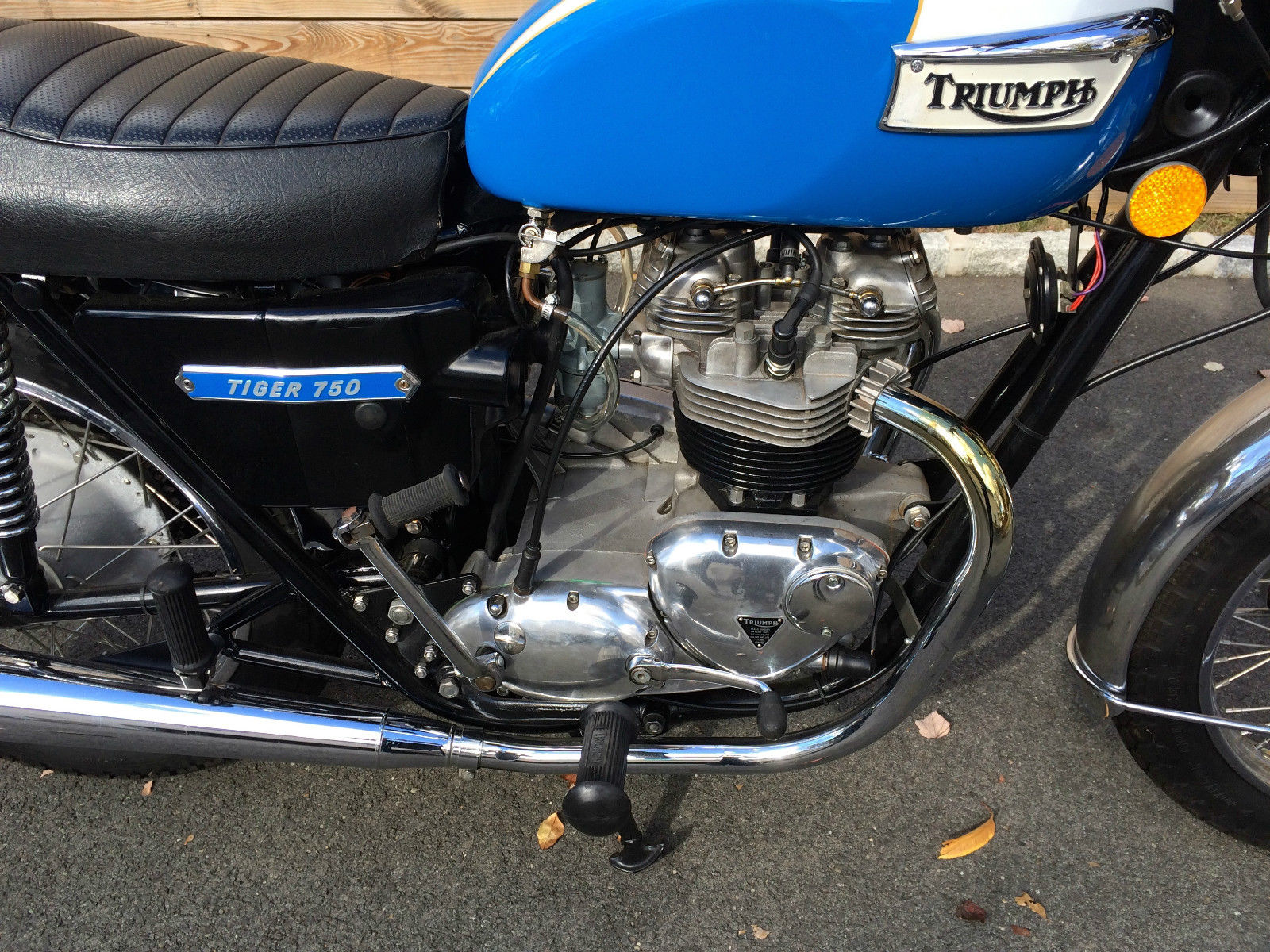 Triumph Tiger - 1973 - Motor and Transmission, Exhaust Pipes, Cylinder Head and Kick Start.