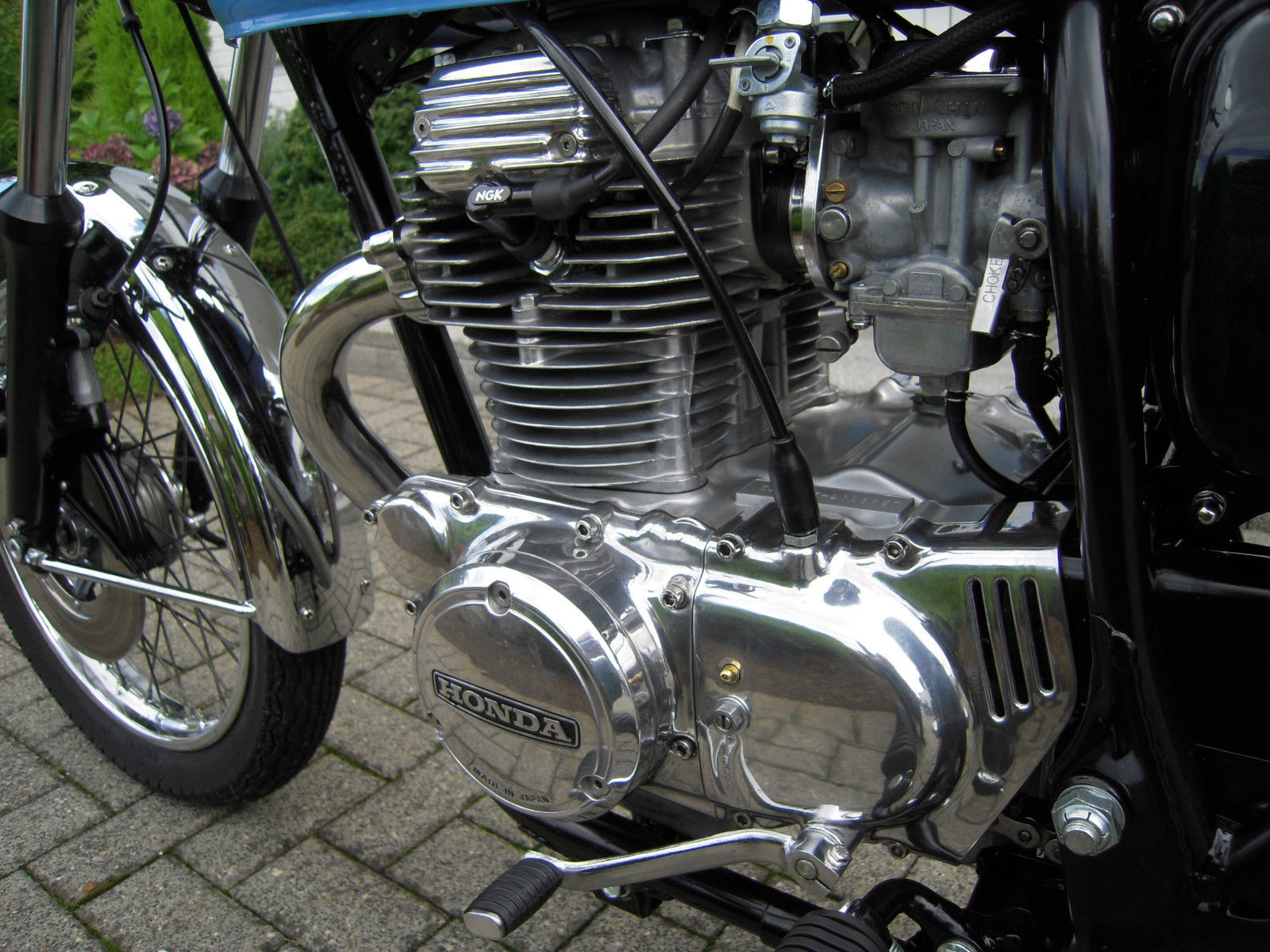 Honda CB360 - 1979 - Motor and Transmission, Polished Engine Cases, Gear Lever and Clutch Cable.