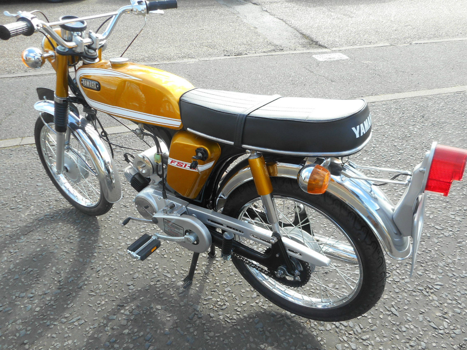 Yamaha FS1E - 1974 - Seat, Tank, Pedals, Wheels and Tyres.