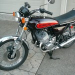 Kawasaki H1 500 - 1974 - Left Side View, Front Wheel, Fender, Forks, Headlight, Indicators, Stand, Mirrors, Speedo and Tacho.